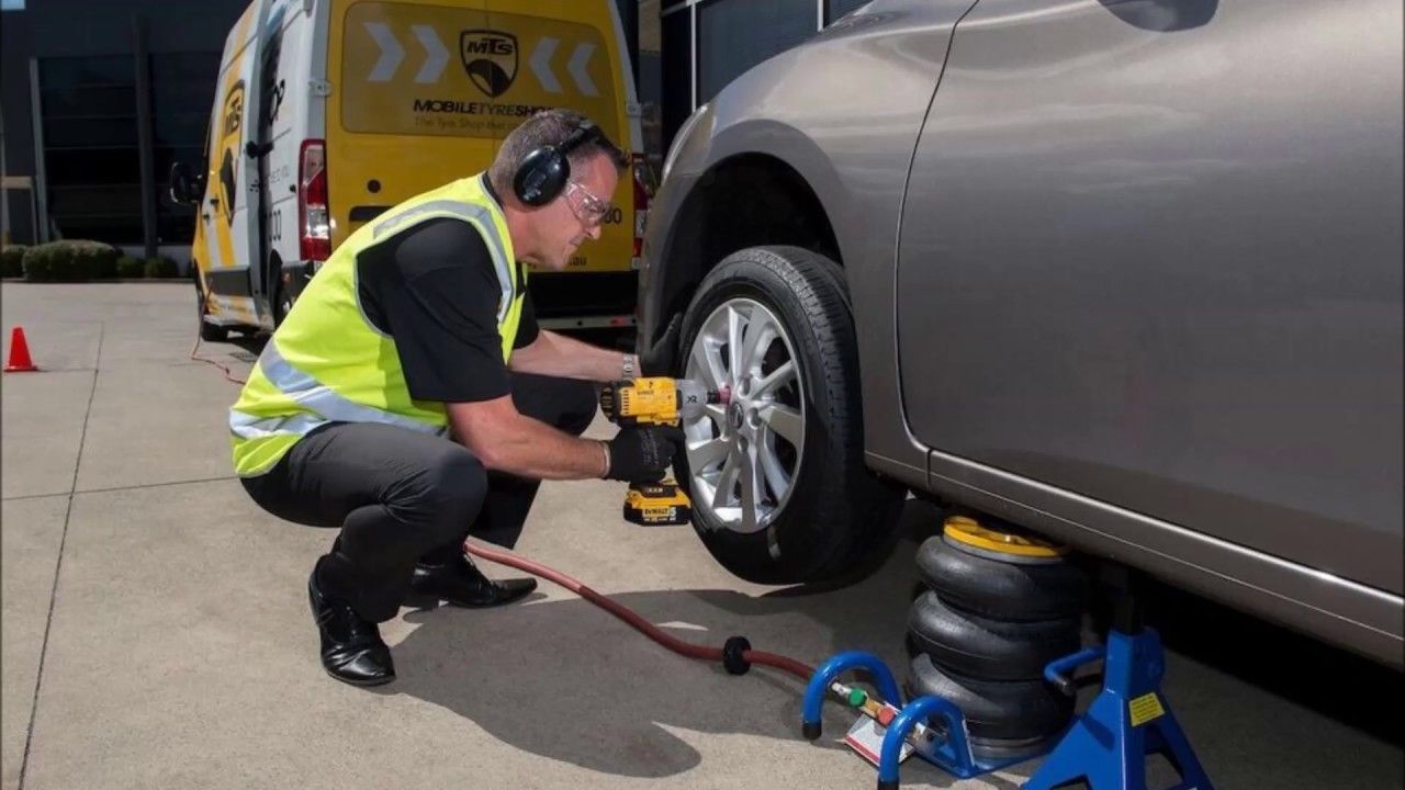 When Is the Right Time for an Oil Change and Tire Repair?